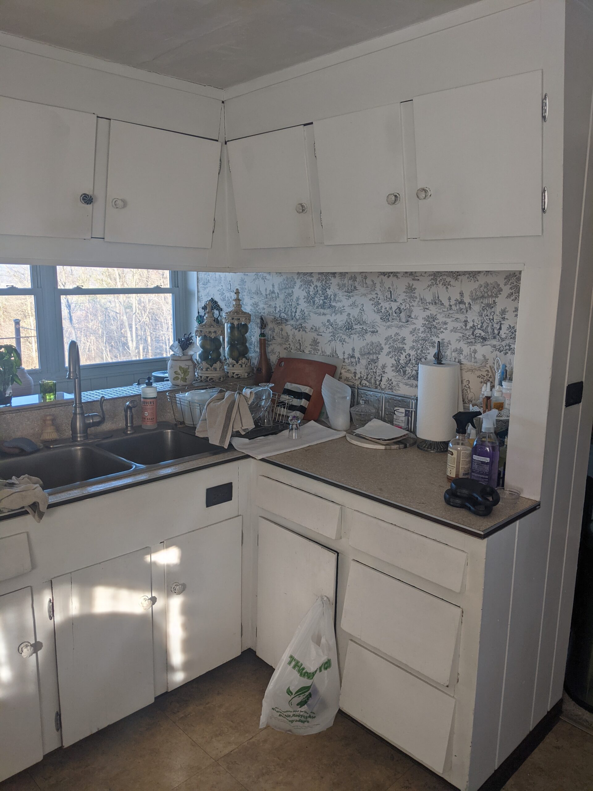 The kitchen area before the renovation.